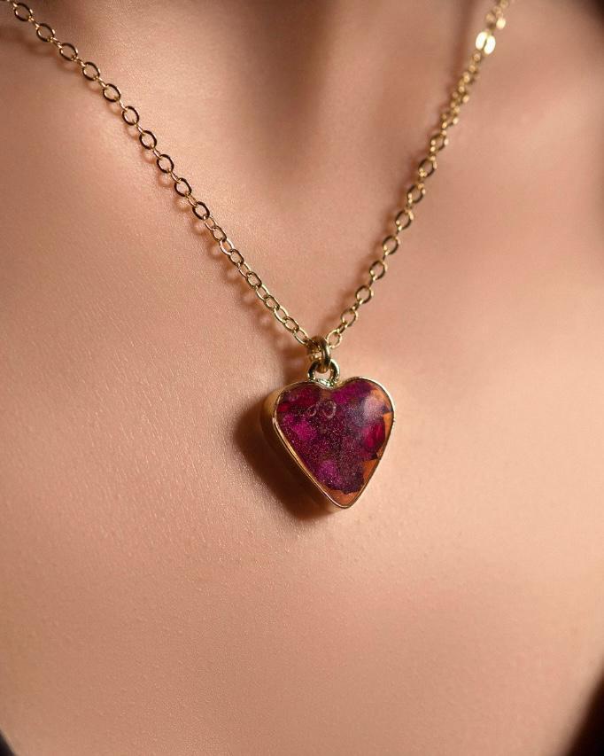 Heart Necklace by Sara Omran & 15 Roses Bouquet